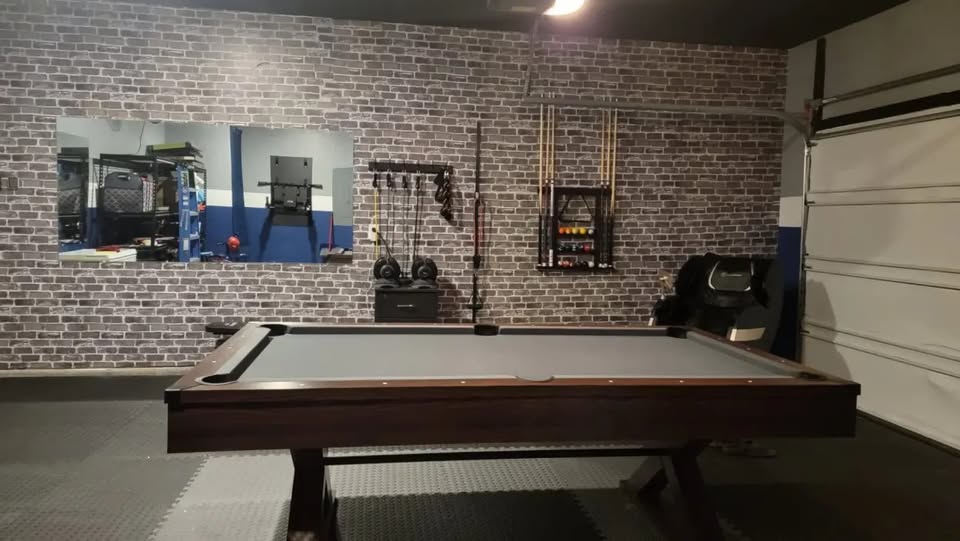 Professional Grade Billiard Tables Pool Table, Scratch Resistant Luster Long Finish