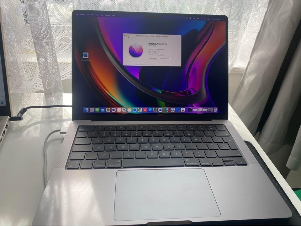 Apple MacBook Pro 15 Retina Core i7 2.6 GHz MLH32LLA with Touch Bar, 16 GB memory, 512 GB