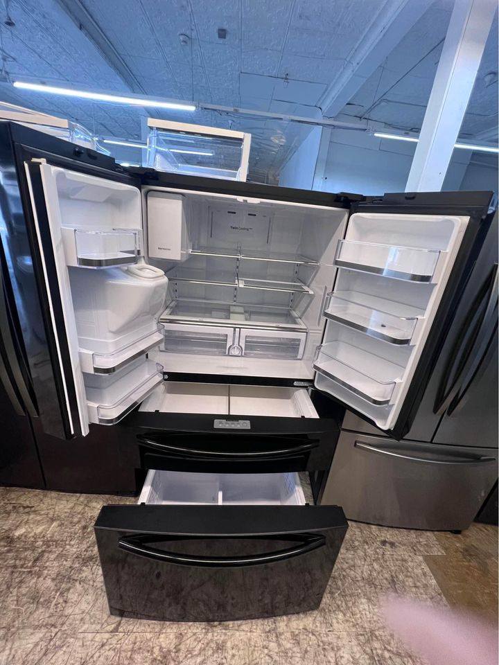 Smad 36 side-by-side refrigerator with automatic ice maker and water dispenser.