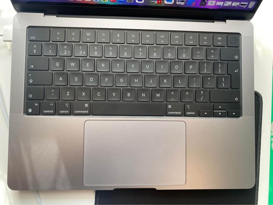 Apple MacBook Pro 15 Retina Core i7 2.6 GHz MLH32LLA with Touch Bar, 16 GB memory, 512 GB