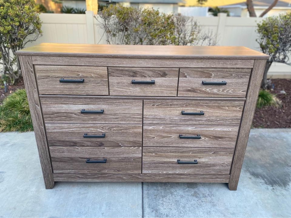 Ashley’s Furniture 7-Drawer Dresser