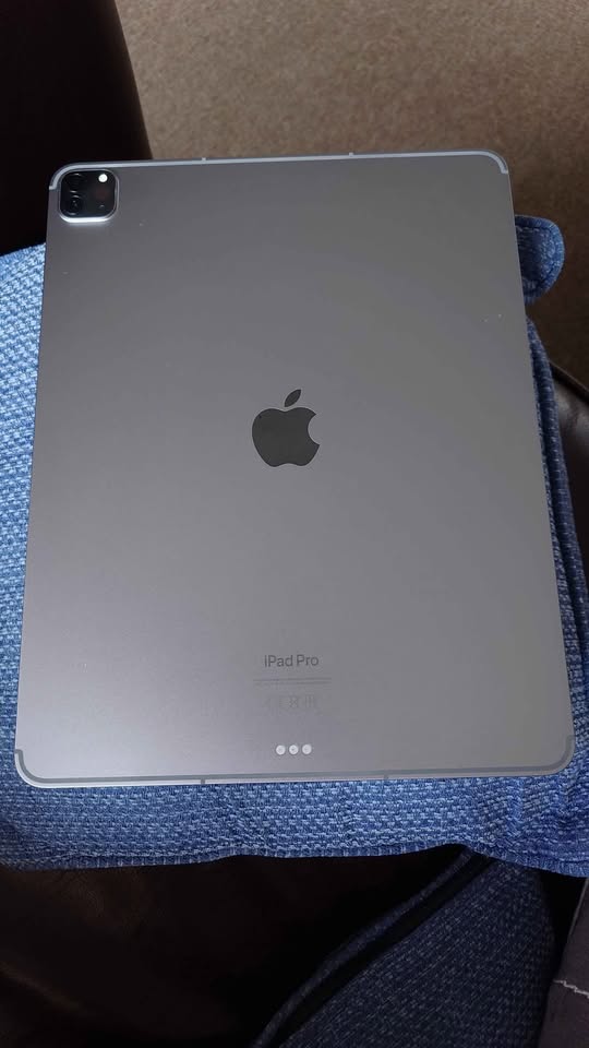 Apple iPad Pro 12.9inch M2 6th Gen 128WiFi + 5G. Official Apple magic keyboard. With original boxes