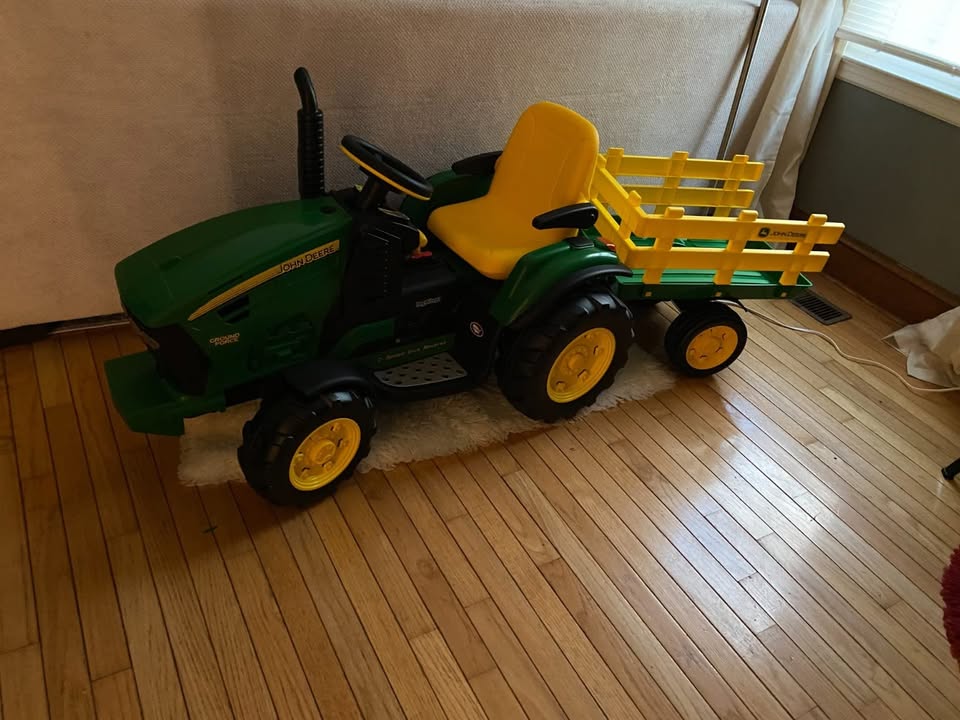 · Peg Perego John Deere Ground Force Tractor with Traier