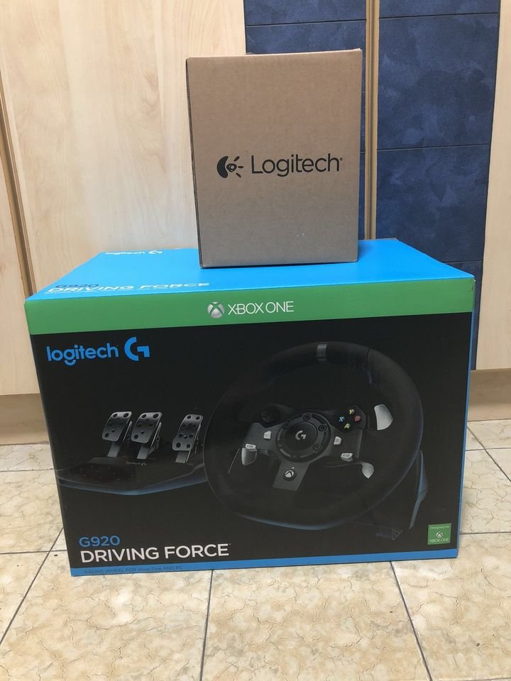 Logitech G920 Driving Force Racing Wheel and Floor Pedals